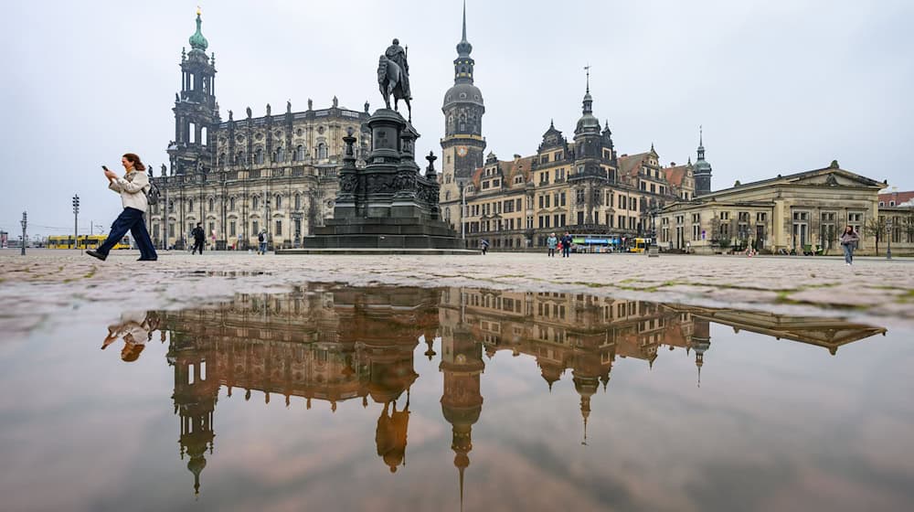 Grauer Himmel, Regen und Wind erwartet die Menschen im Freistaat am Donnerstag. (Archivbild) / Foto: Robert Michael/dpa
