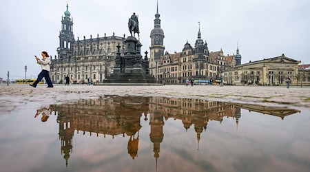 Grauer Himmel, Regen und Wind erwartet die Menschen im Freistaat am Donnerstag. (Archivbild) / Foto: Robert Michael/dpa