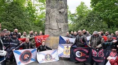 Mitglieder der russischen Rockergang haben den Garnisonsfriedhof in Dresden besucht. / Foto: Sebastian Kahnert/dpa