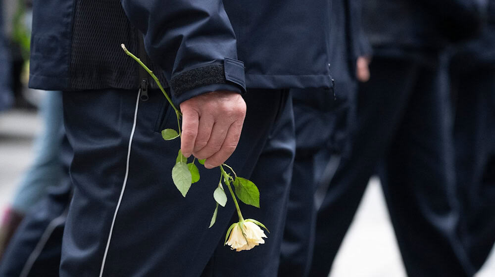 Sachsen will die Entschädigungen von Polizisten bei Unfällen erhöhen (Archivbild).   / Foto: Sebastian Kahnert/dpa