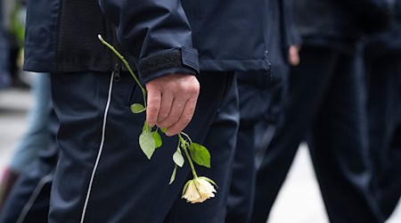 Sachsen will die Entschädigungen von Polizisten bei Unfällen erhöhen (Archivbild).   / Foto: Sebastian Kahnert/dpa
