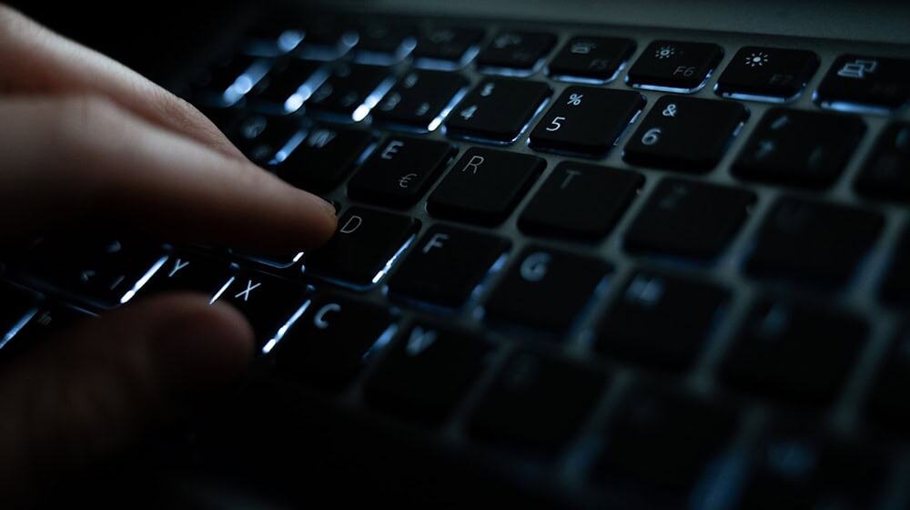 Sakska chce so lěpje přećiwo cyberowym nadpadam přihotować. (Symbolbild) / Foto: Helena Dolderer/dpa