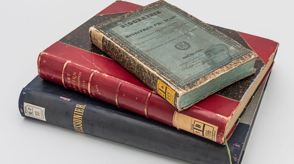 Bücher von Raoul Fernand Jellinek-Mercedes. NS-Raubgut aus sächsischen Bibliotheken an jüdische Erben zurückgegeben  / Foto: Ramona Ahlers-Bergner/Sächsische Landesbibliothek/dpa