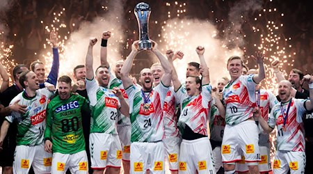 Magdeburgs Kapitän Christian O'Sullivan (mit Pokal) verlängerte seinen Vertrag bis 2026. / Foto: Marius Becker/dpa