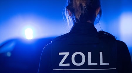 Seit den frühen Morgenstunden durchsuchen Zollbeamte Wohn- und Geschäftsräume in Chemnitz und dem Erzgebirge (Symbolbild) / Foto: Leonie Asendorpf/dpa