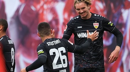 Stuttgarts Spieler Nick Woltemade (r) und Deniz Undav jubeln nach dem 2:2 in Leipzig. / Foto: Jan Woitas/dpa