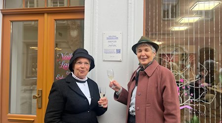 Vom Frauentheater Meißen: v.ll. Margarete Margarete Große (Marianne Horns) und Elsbeth Große (Karin Lehmann) an der neuen Tafel am Geburtshaus der Große-Schwestern in der Elbstraße 28 in Meißen. Foto: privat