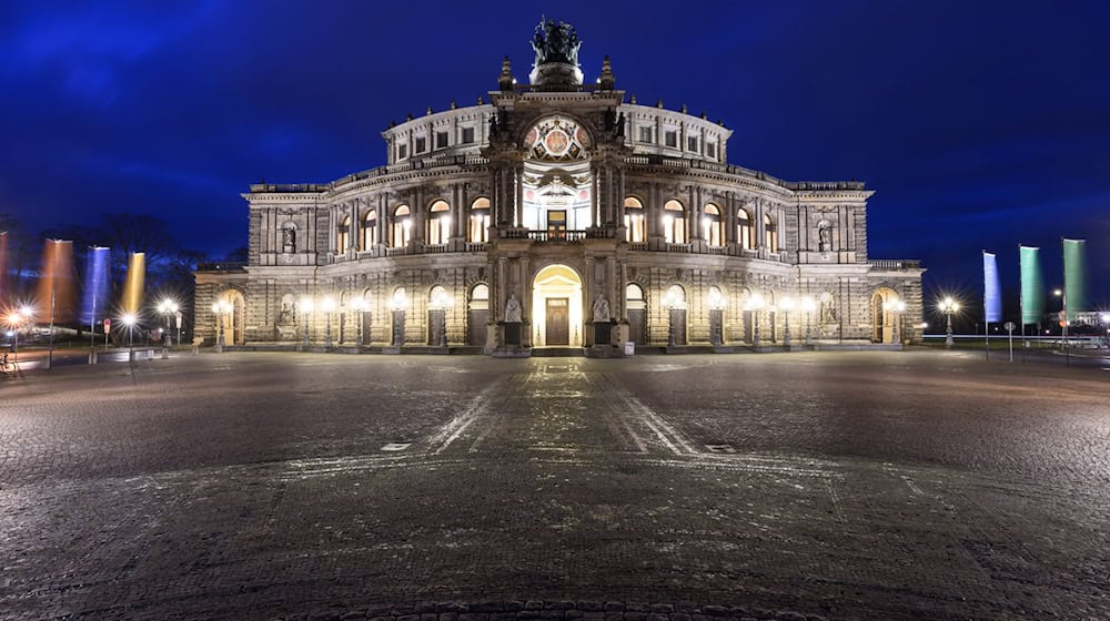 Die Semperoper konnte nach der Jahrhundertflut 2002 monatelang nicht spielen, inzwischen ist sie besser gewappnet. (Archivbild) / Foto: Robert Michael/dpa