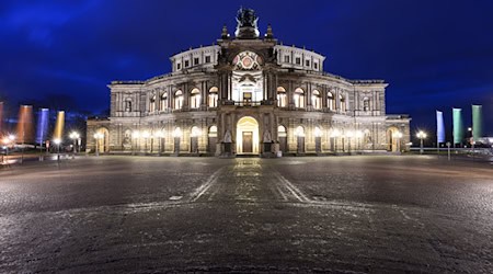 Die Semperoper konnte nach der Jahrhundertflut 2002 monatelang nicht spielen, inzwischen ist sie besser gewappnet. (Archivbild) / Foto: Robert Michael/dpa