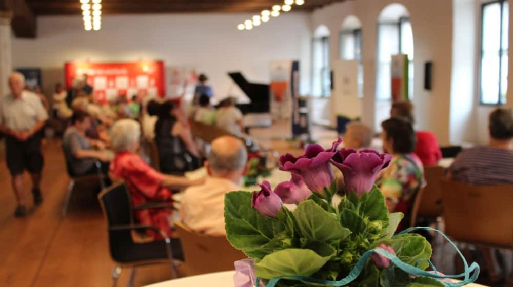 Blumenschmuck zum Seniorentag im Ratssaal. Foto: Stadt Meißen