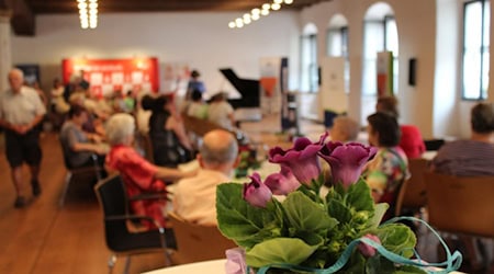 Blumenschmuck zum Seniorentag im Ratssaal. Foto: Stadt Meißen