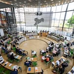 Pünktlich vor der Sommerpause muss der Landtag aus Sicht der sozialen Verbände und Vereinen den Haushalt beschließen. (Archivbild) / Foto: Robert Michael/dpa