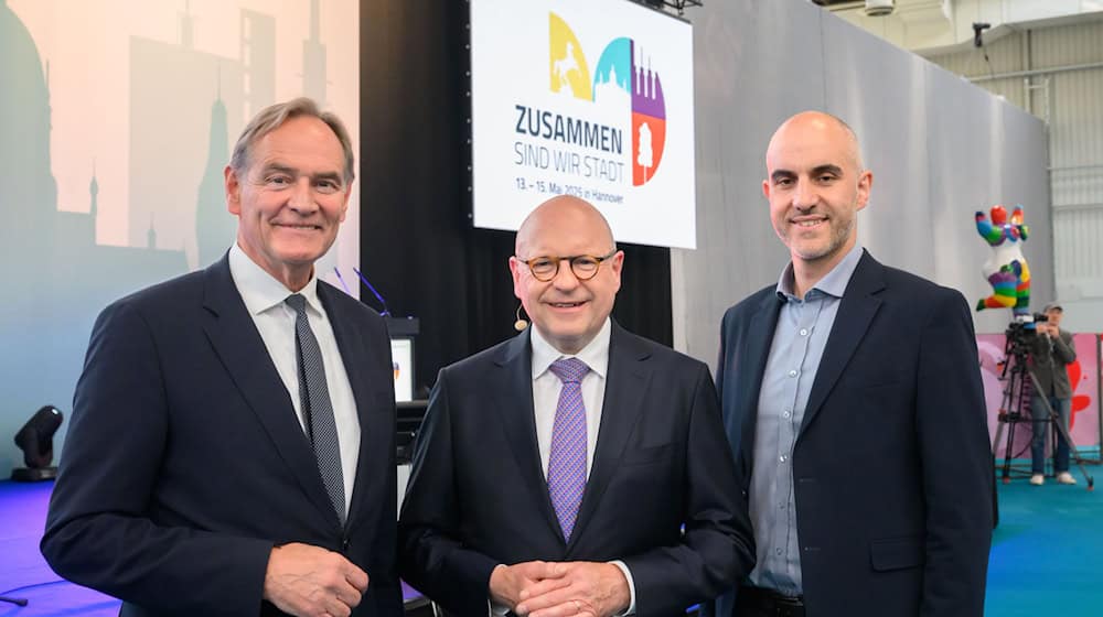 El alcalde de Leipzig, Burkhard Jung (izquierda), y sus homólogos Markus Lewe, de Münster (centro), y Belit Onay, de Hannover (derecha), juntos.  / Foto: Julian Stratenschulte/dpa