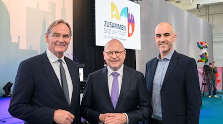 Leipzigs Oberbürgermeister Burkhard Jung (links) und seine Amtskollegen Markus Lewe aus Münster (Mitte) und Belit Onay aus Hannover (rechts) stehen zusammen.  / Foto: Julian Stratenschulte/dpa