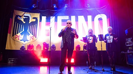 Mit 86 wieder auf Tour: Heino steht mit neuem Programm «Made in Germany» wieder auf der Bühne. / Foto: Sebastian Kahnert/dpa