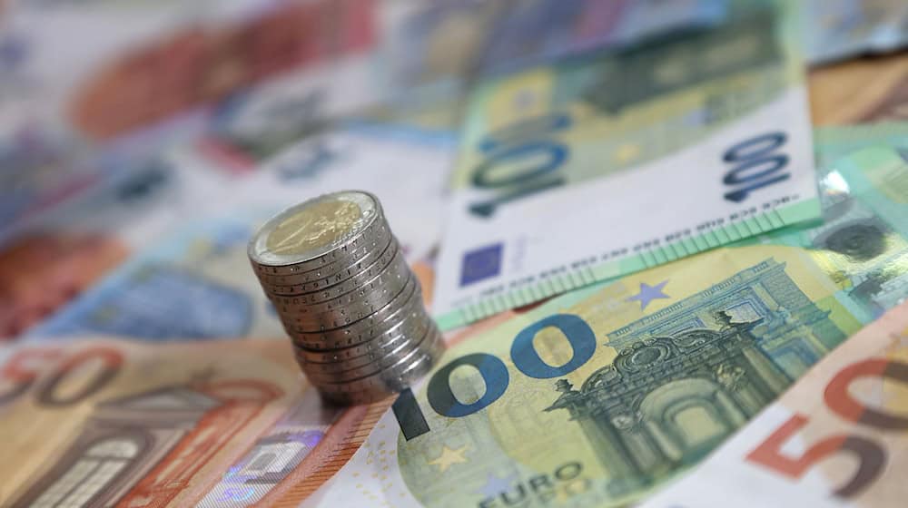 Saxony wants to avoid additional burdens on local authorities even with falling tax revenues (symbolic image).  / Photo: Karl-Josef Hildenbrand/dpa