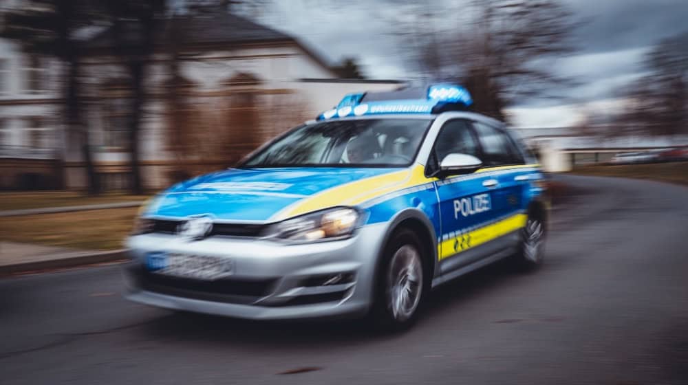Die Polizei konnte eine Gruppe Männer stellen, die das Ortseingangsschild in Coswig stahlen. Foto: Polizeidirektion Dresden