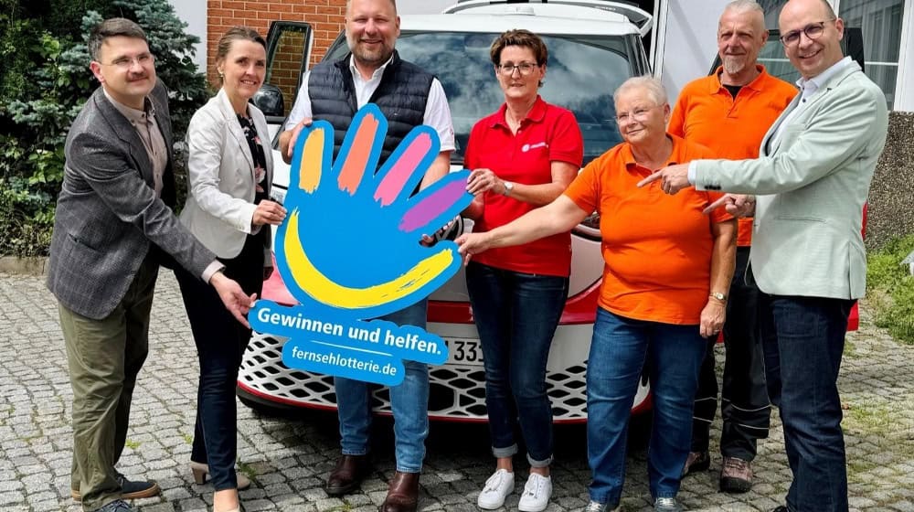 v.l.n.r.: David Bräuer, ehrenamtliches Mitglied des Vorstandes des Regionalvorstandes des Johanniter-Unfall-Hilfe e.V.; Friederike Trommer, Bürgermeistern in der Stadt Coswig; Stephan Masch, Repräsentant der DEUTSCHEN FERNSEHLOTTERIE; Kathrin Schröder Ehrenamtskoordinatorin der Tafel Coswig; Regina Boden, Ehrenamtliche Helferin der Tafel Coswig, Anton Seifert, Bundesfreiwilligendienstleistender der Tafel Coswig & Dirk Roscher bei der symbolischen Übergabe der Fördermittel in Coswig