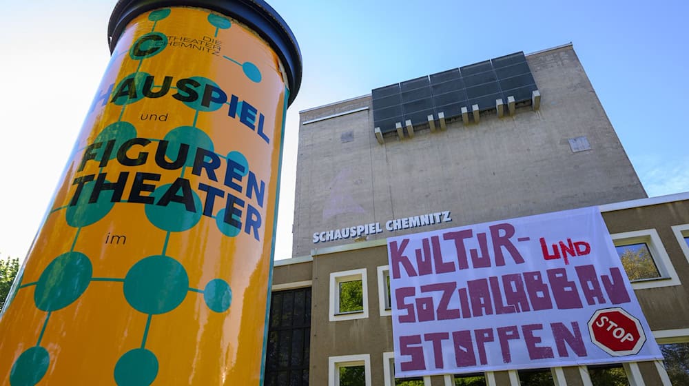 Activistas ocupan el teatro de Chemnitz desde el viernes por la noche. Se manifiestan contra los recortes culturales y sociales y a favor de la conservación del edificio / Foto: Hendrik Schmidt/dpa