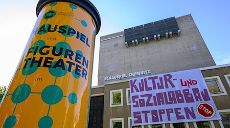 Seit Freitagabend halten Aktivisten das Schauspielhaus Chemnitz besetzt. Sie demonstrieren gegen einen Kultur- und Sozialabbau sowie für den Erhalt des Gebäudes.  / Foto: Hendrik Schmidt/dpa