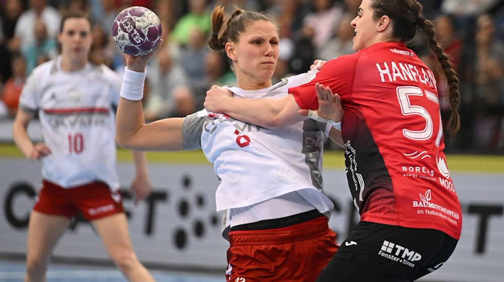 Josefine Hanfland (d) y las jugadoras de balonmano de la Bundesliga del Thüringer HC no tuvieron ninguna oportunidad ante el HB Ludwigsburg, liderado por la extraordinaria Xenia Smits, en la primera semifinal del play-off. / Foto: Marijan Murat/dpa