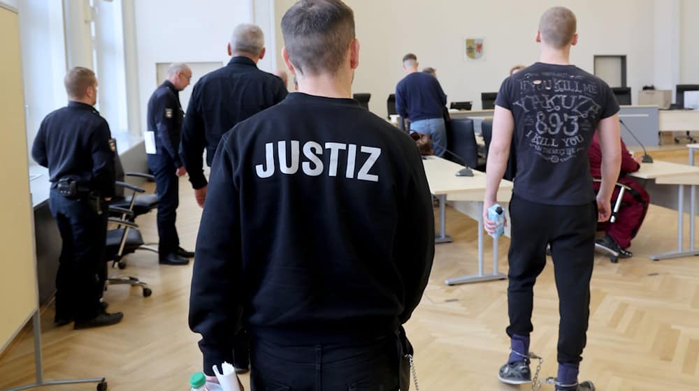 Die drei Angeklagten wurden zu Jugendfreiheitsstrafen verurteilt. / Foto: Bernd Wüstneck/dpa