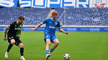 Ерік Ульманн з Ганновера (ліворуч) переїжджає до Ауе / Фото: Swen Pförtner/dpa