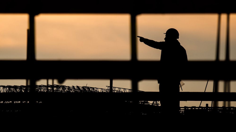 The search for workers is a major challenge for companies in eastern Germany, according to the survey. (Symbolic image) / Photo: Julian Stratenschulte/dpa