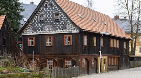 Umgebindehäuser gelten als besonders typisch für die Oberlausitz. (Archivbild) / Foto: Matthias Rietschel/dpa-Zentralbild/dpa
