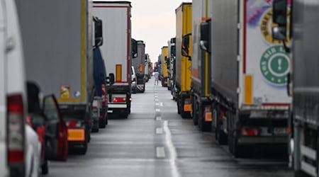 An articulated lorry involved in an accident is blocking traffic on the A4 near Pulsnitz. (Symbolic image) / Photo: Robert Michael/dpa