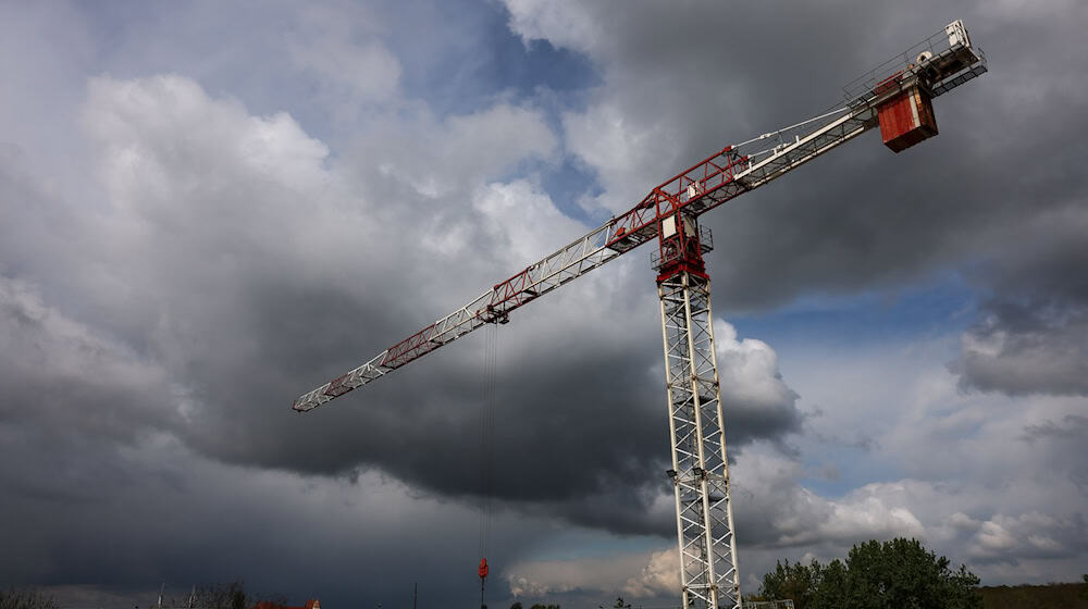 Am Wochenende könnte es örtlich kräftige Gewitter geben. (Archivbild) / Foto: Jan Woitas/dpa