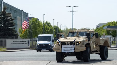 US-Militärfahrzeuge vom Typ JLTV vor der Kaserne in Delitzsch. Fotos: Bundeswehr/Rolf Schrader