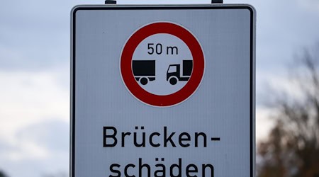 Der Fahrzeugverkehr muss die Brücke in Mittelherwigsdorf nun dauerhaft meiden. (Symbolbild) / Foto: Jan Woitas/dpa