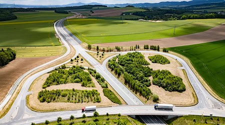Vorletzter Bauabschnitt fertig: An der B178 fließt ab diesem Montag der Verkehr. / Foto: Robert Michael/dpa