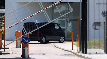 Die Bundesanwaltschaft lässt die Beschuldigten nach Karlsruhe bringen. / Foto: Philipp von Ditfurth/dpa