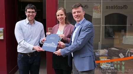 Bürgermeister Markus Renner (r.) übergibt dem Museum Unterwegs e.V. Fördergeld. Foto: Stadt Meißen