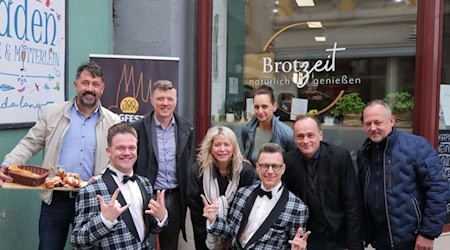 Sänger und Pianist Roy J. Martin und Schlagzeuger Guido Gentzel der Rockn’Roll-Combo Firebirds (vorn) mit Christian Friedel, Bürgermeister Markus Renner, Carola Gotthardt und Sara Engelmann und Holger May vom Festspiele-Team sowie Brotsommelier Chris Jentzsch. Foto: Stadt Meißen