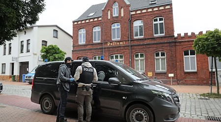The detainees are suspected of being members of a right-wing extremist terrorist organization. The youngest of them is 14 years old. / Photo: Bernd Wüstneck/dpa
