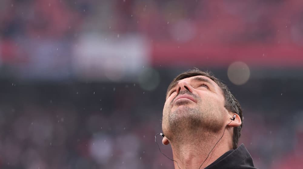 Leipzig coach Zsolt Löw looks up to the sky / Photo: Jan Woitas/dpa