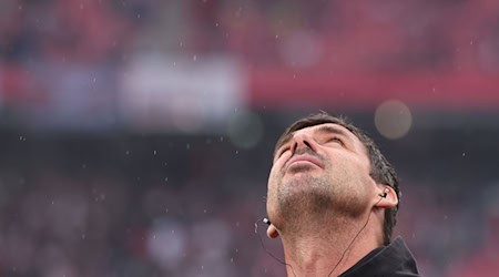 Leipzigs Trainer Zsolt Löw blickt in den Himmel / Foto: Jan Woitas/dpa