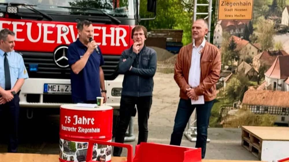 Landrat Ralf Hänsel (r.) und Nossens Bürgermeister Christian Bartusch beim Start zum Seifenkisitenrennen. Fotos: Feuerwehr