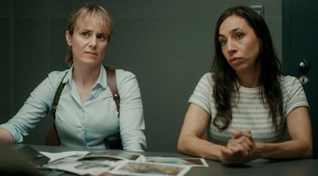 Schwieriges Verhör: Anna Pieri Zuercher als Kommissarin Isabelle Grandjean und Carol Schuler als Kommissarin Tess / Bild: SRF/Screenshot