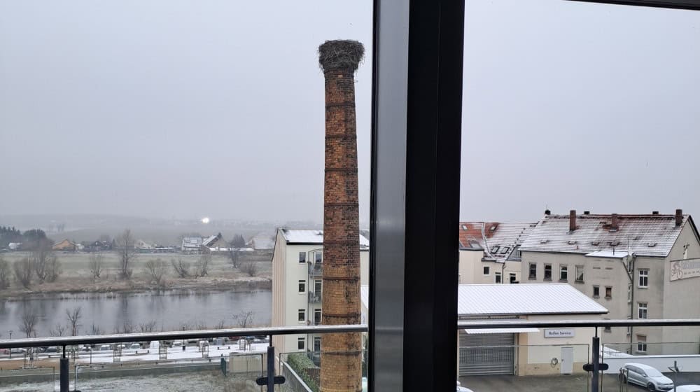 Schornstein neben der Sparkasse in Riesa (Bild: Ralf Krumbiegel)