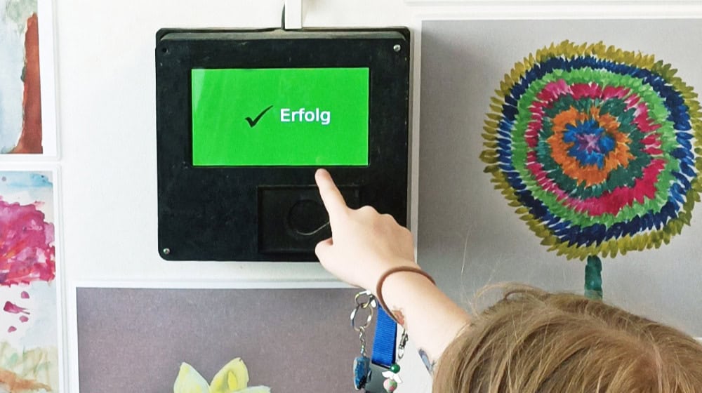 An der Universitätsschule Dresden sind Lernen und Schulorganisation digital gestützt, auch das Anwesenheitsmanagement. Eine Schülerin meldet sich am Morgen mit einem Chip am Terminal an. 