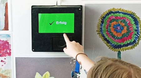 An der Universitätsschule Dresden sind Lernen und Schulorganisation digital gestützt, auch das Anwesenheitsmanagement. Eine Schülerin meldet sich am Morgen mit einem Chip am Terminal an. 