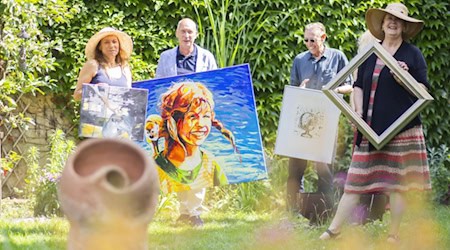 Magdalena Piper und Alexander Lange von der Stadtgalerie Radebeul im Garten von Dr. Tatjana Frey, Ralf Eisenschmidt in der Hellerstraße. Foto: Stadt Radebeul