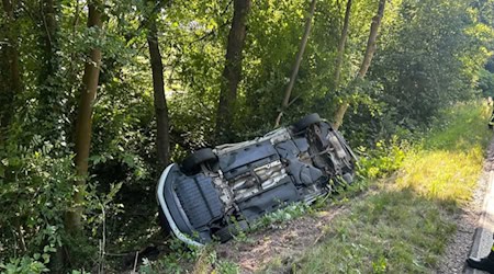 Der umgekippte VW auf der B6. Foto: Feuerwehr