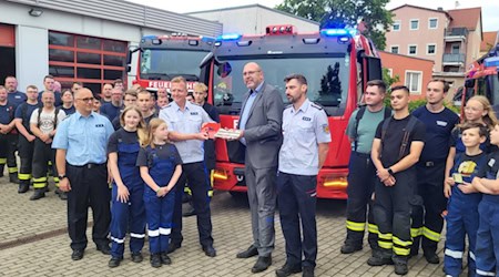 Die Feuerwehr Meißen mit OB Olaf Raschke und dem neuen Fahrzeug. Foto: Feuerwehr 