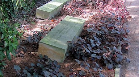 Das Bombenopfergrab in Radebeul-Ost. Foto: Jbergner/German Wikipedia https://creativecommons.org/licenses/by-sa/3.0