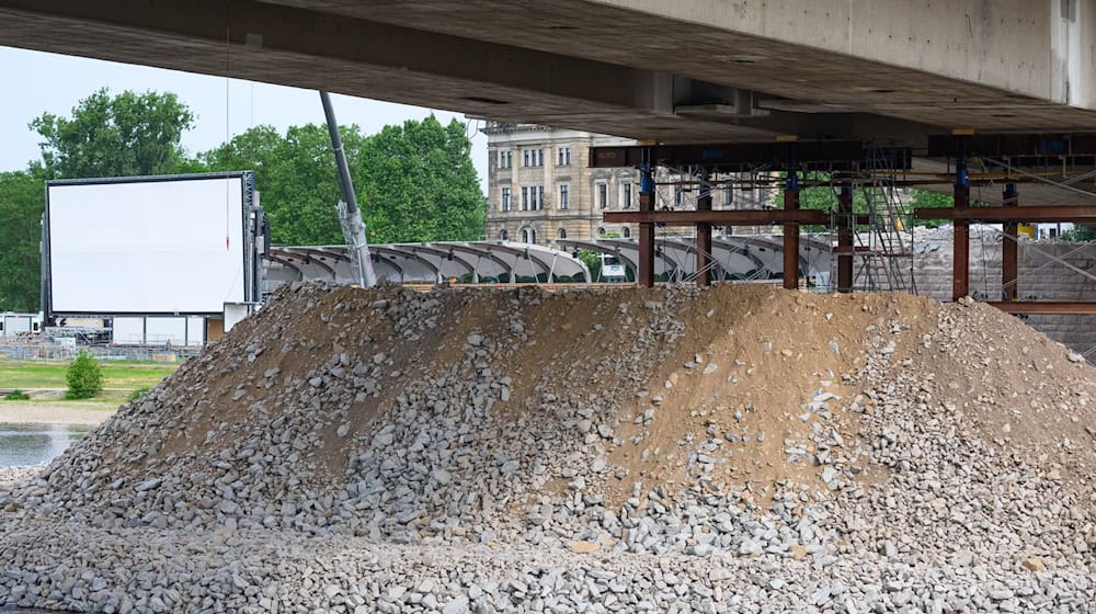 The demolition of Dresden's Carola Bridge continues. / Photo: Robert Michael/dpa